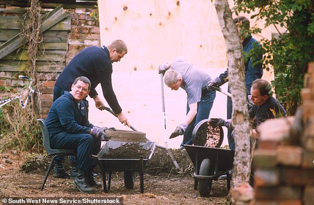 Die Polizei grub 1994 den Garten der Cromwell Street 25 in Gloucester aus, wo Leichen gefunden wurden