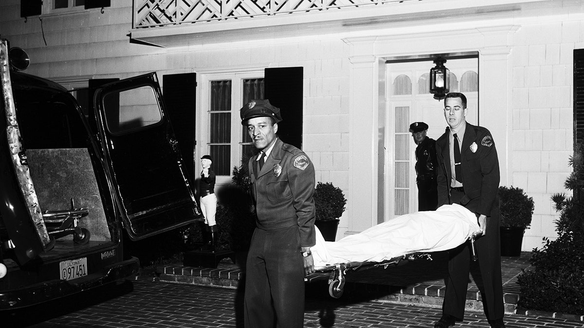 Johnny Stompanatos Leiche wird aus Lana Turners Haus entfernt