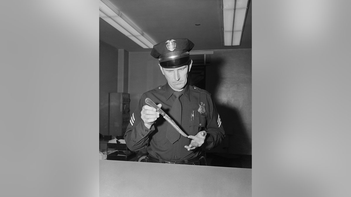 Ein Polizist hält ein Messer