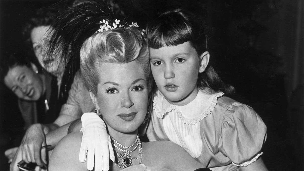 Lana Turner wird von ihrer Tochter Cheryl Crane festgehalten