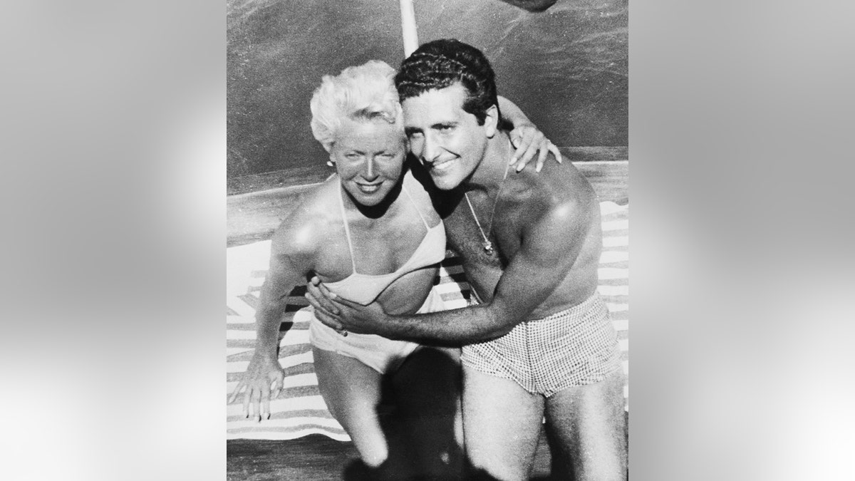 Lana Turner trägt einen weißen Bikini mit ihrem Freund Johnny Stompanato