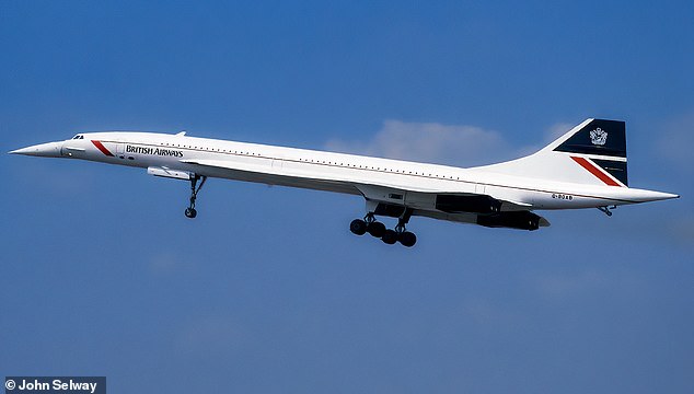 Die Concorde war das erste Überschallflugzeug der Welt und war 27 Jahre lang im Einsatz, wurde jedoch im Oktober 2003 eingestellt. Abgebildet ist der Start der British Airways Concorde G-BOAB mit noch ausgefahrenem Fahrwerk über der Stadt Fairford in Gloucestershire in den Cotswolds am 20. Juli , 1996, während der jährlichen RAF Fairford Airshow