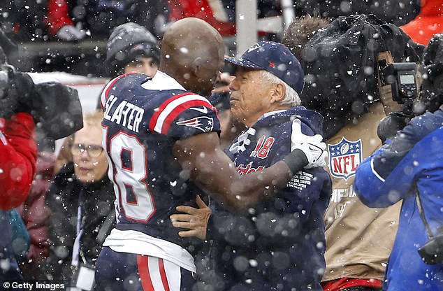 Slater umarmte Kraft während seines letzten NFL-Spiels im Januar gegen die New York Jets
