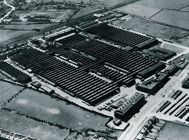 Rolls-Royce hatte eine Fabrik in der Pyms Lane in Crewe (oben), die 1938 eröffnet wurde. Auf ihrem Höhepunkt im Jahr 1943 waren 10.000 Menschen in der Fabrik beschäftigt.  Viele wären mit dem Fahrrad zur Arbeit gefahren, bemerkt Carlton, und hätten daher möglicherweise den Radweg der Superlative genutzt, der gleichzeitig mit dem Fabrikgebäude schnell auf der Pyms Lane installiert wurde