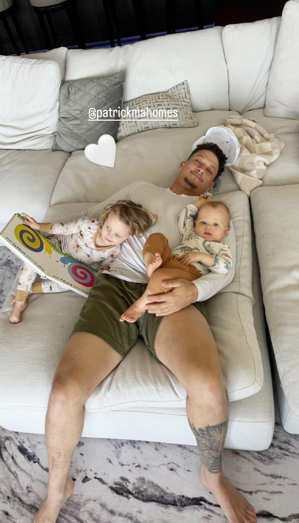 Patrick Mahomes kuschelt mit seinen Kindern, nachdem er Sterlings 3. Geburtstag gefeiert hat