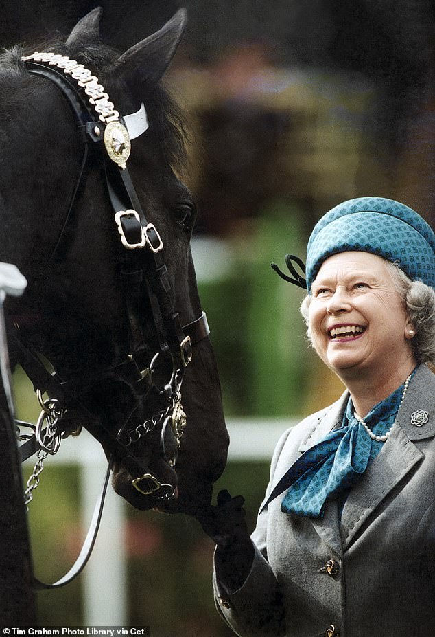 Die verstorbene Königin Elizabeth lächelte, als sie die auf Pferden berittenen Truppen bei der Royal Windsor Horse Show begutachtete