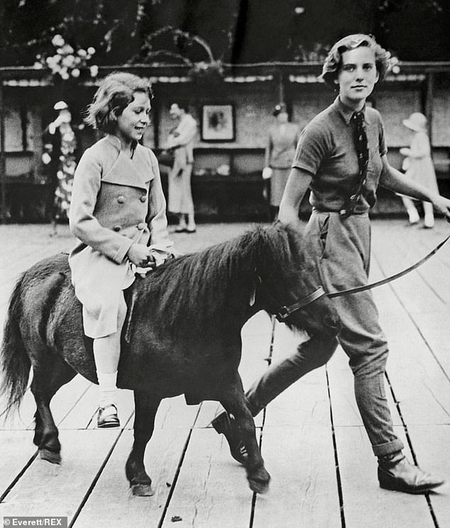Eine Hofdame nahm die damalige Prinzessin Elizabeth und ihre jüngere Schwester Prinzessin Margaret 1937 zu einem Besuch im Pets Corner im Londoner Zoo mit