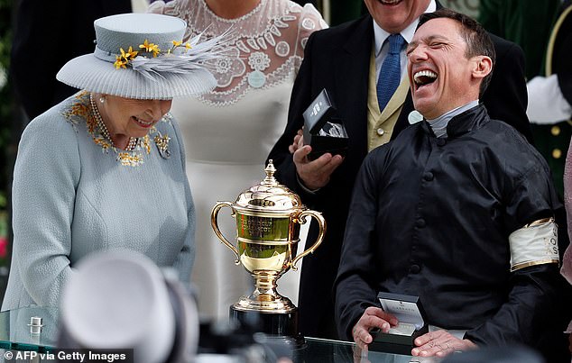 Königin Elizabeth bringt den italienischen Jockey Frankie Dettori (r.) während der Präsentation zum Lachen, nachdem er 2019 den Gold Cup bei Royal Ascot gewonnen hat