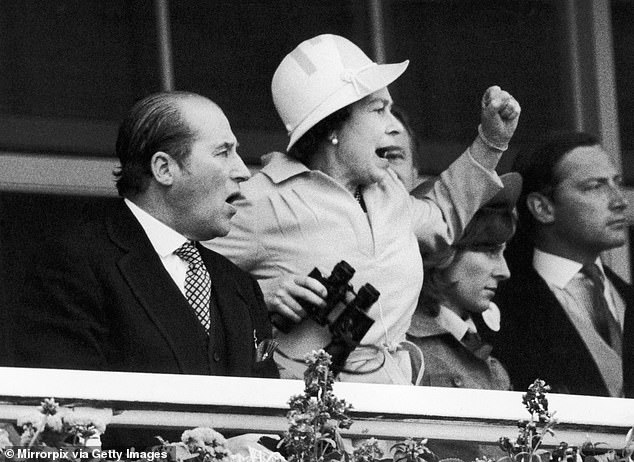 1974 war das Interesse der Monarchin an Pferden Gegenstand eines Dokumentarfilms mit dem Titel „The Queen's Race Horses: a Private View“, den sie selbst erzählte (abgebildet bei den Rennen 1978).