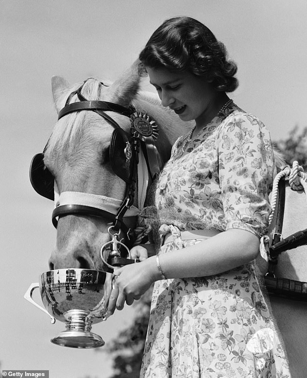 Die goldene Ära Ihrer Majestät als Rennpferdebesitzerin war 1953, ihr Krönungsjahr, als ihr geliebtes Pferd Aureole hinter Pinza Zweiter wurde, was der Königin einen Sieg im Derby noch nie näher brachte