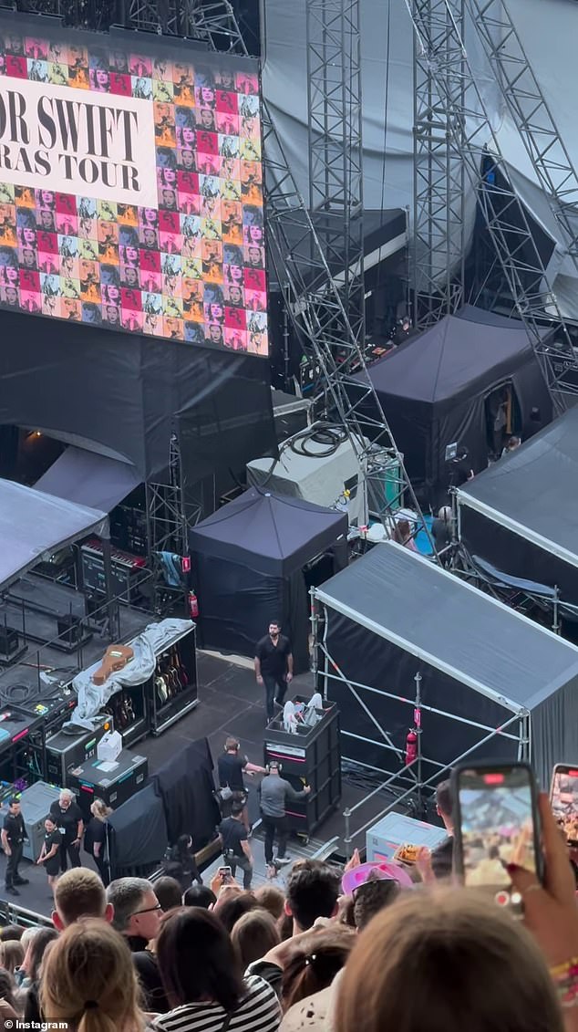 Ein Fan hat auf Instagram ein Video von Swifts Melbourne-Show am Freitag gepostet, das zeigt, wie der Popstar in einem Reinigungswagen an den Bühnenrand geschoben wird