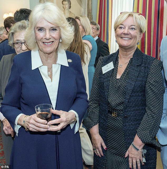 Die Königin unterhielt sich auch mit der Botschafterin von Detection Dogs und der geschätzten Parfümeurin Jo Malone (rechts).