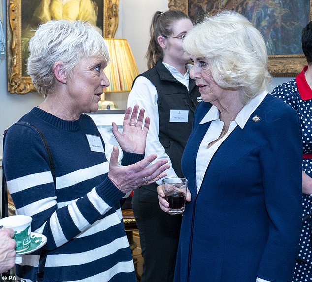 Camilla, die nach der Krebsdiagnose von König Karl III. fleißig beschäftigt war, traf sich auch mit der Botschafterin von Detection Dogs, Gill Wright (links).