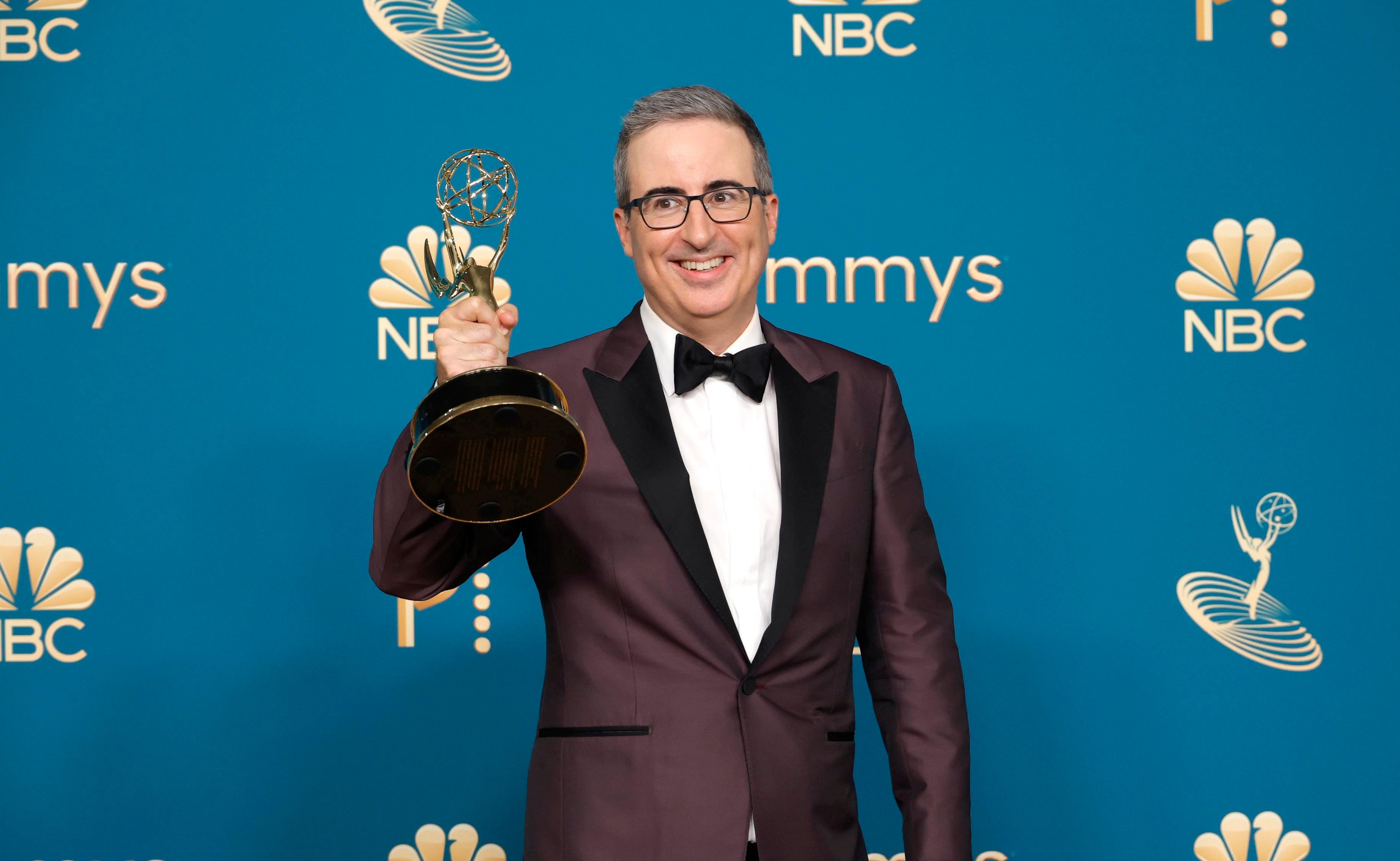 Emmy-Gewinner John Oliver auf dem roten Teppich im Smoking
