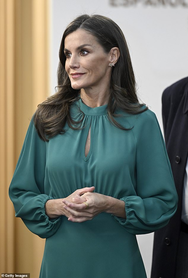 Der 51-jährige König trug zur Eröffnungsfeier der Talent Tour 2024 ein glamouröses smaragdgrünes Kleid