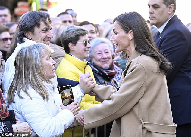Auf dem Bild war die Königin zu sehen, wie sie begeisterte Fans begrüßte – deren Anwesenheit sie offenbar in höchste Stimmung versetzte