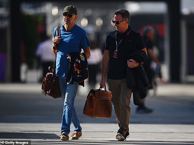 Horner wurde am Mittwoch gesehen, wie er neben Red Bull-Kollegen Adrian Newey (links) ging