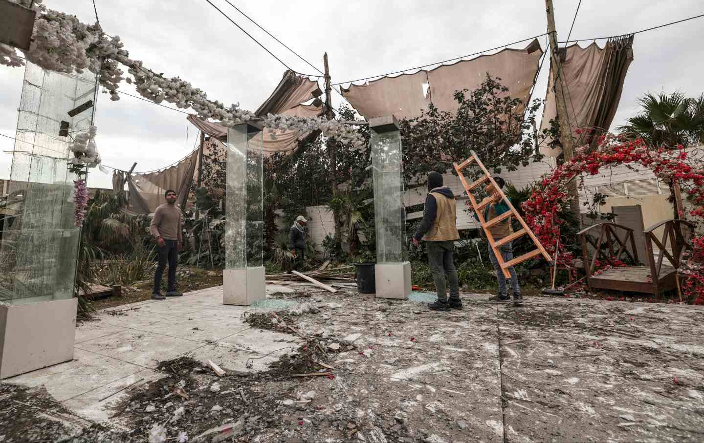 Palästinenser inspizieren ein beschädigtes Hochzeitsfotostudio nach israelischen Angriffen in Gaza-Stadt am 13. Februar 2023.