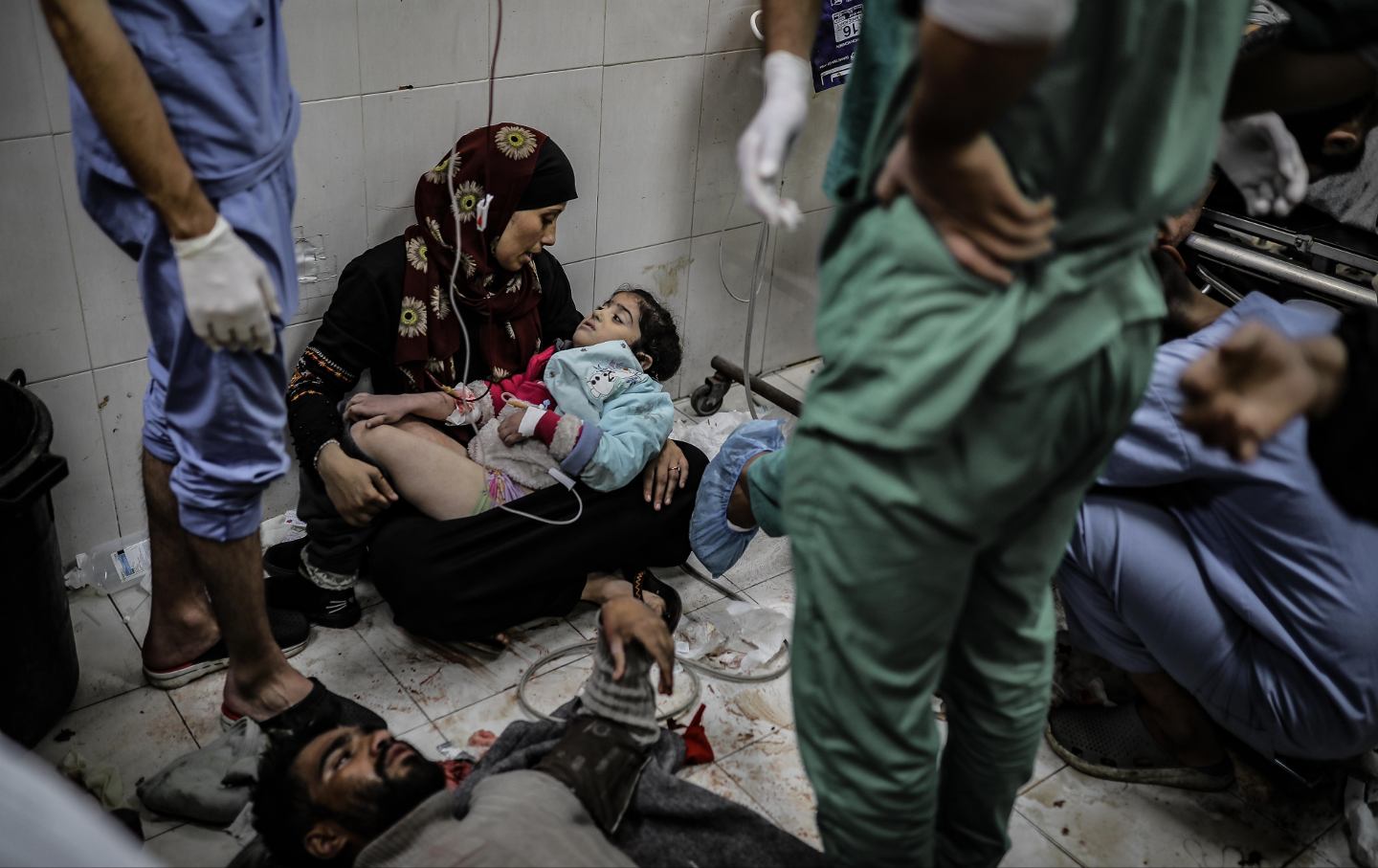 Verletzte Palästinenser, darunter auch Kinder, werden nach israelischen Angriffen in Khan Yunis, Gaza, am 22. Januar 2024 zur medizinischen Behandlung ins Nasser-Krankenhaus gebracht.