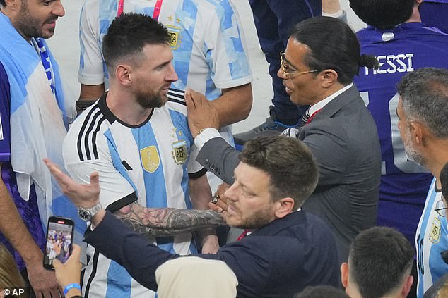 Er löste letztes Jahr auch Empörung aus, als er nach dem WM-Finale auf dem Platz erschien, mit Lionel Messi und seinen Teamkollegen feierte und sogar die legendäre Trophäe in der Hand hielt