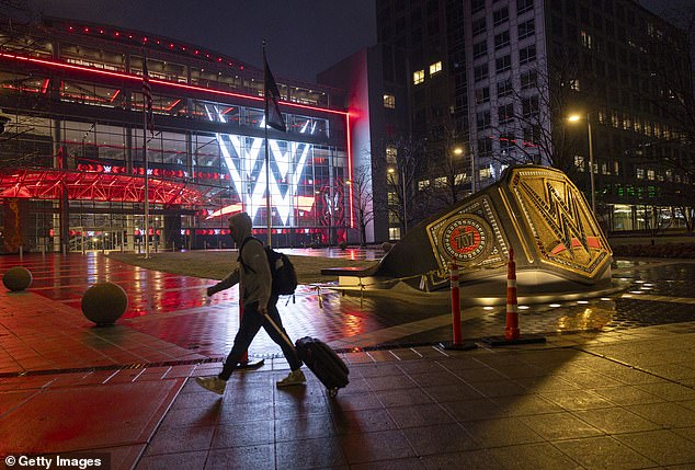 Das WWE-Logo erstrahlt am 28. Januar in der WWE-Weltzentrale in Stamford, Connecticut