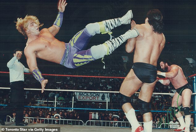 Shawn Michaels von den Rockers versetzt Paul Roma von Power and Glory in den 90ern einen Flying Kick