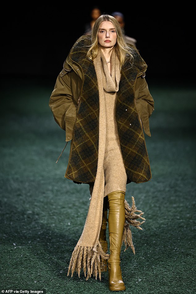 Die Burberry-Show umfasste auch einen Mantel mit Fleecefutter im charakteristischen Karomuster der britischen Marke