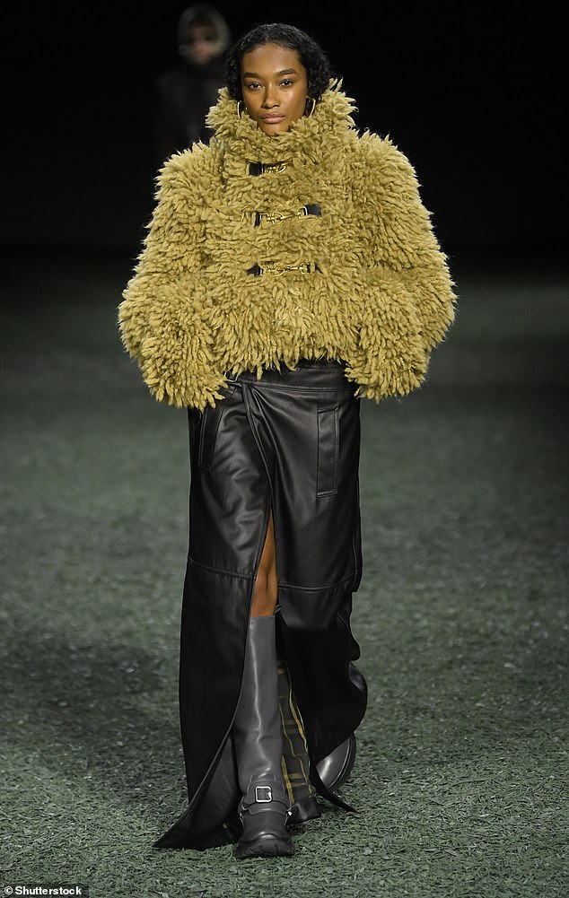 Burberrys Herbst/Winter-Show 2024 auf der London Fashion Week zeigte ein olivgrünes Fleece mit drei Leder- und Silberschnallen