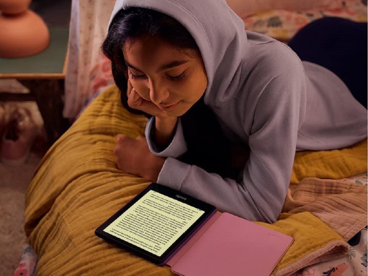 Ein Mädchen liest ein E-Book auf dem Amazon Kindle Paperwhite Kids.
