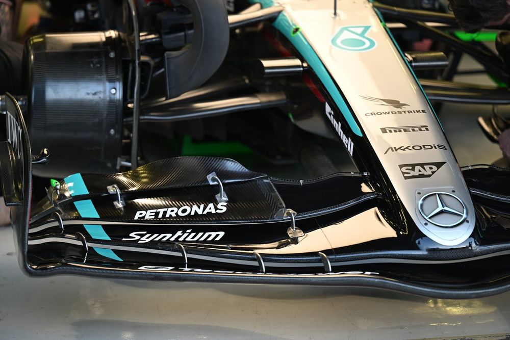 Detail der Nase und des Frontflügels des Mercedes W15
