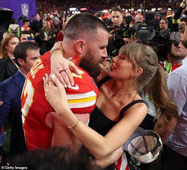 Kelce und Swift wurden zuletzt gemeinsam während des Super Bowl LVIII in Las Vegas am 11. Februar 2024 in Las Vegas, Nevada, fotografiert, als sie den Sieg der Kansas City Chiefs feierten