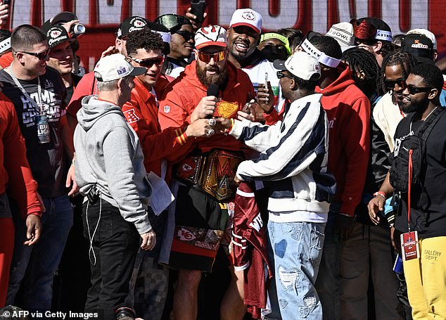 Ein betrunkener Kelce musste von seinen Teamkollegen der Chiefs bei ihrer Super Bowl-Parade aufgehalten werden, als sie in die Feierlichkeiten verwickelt waren