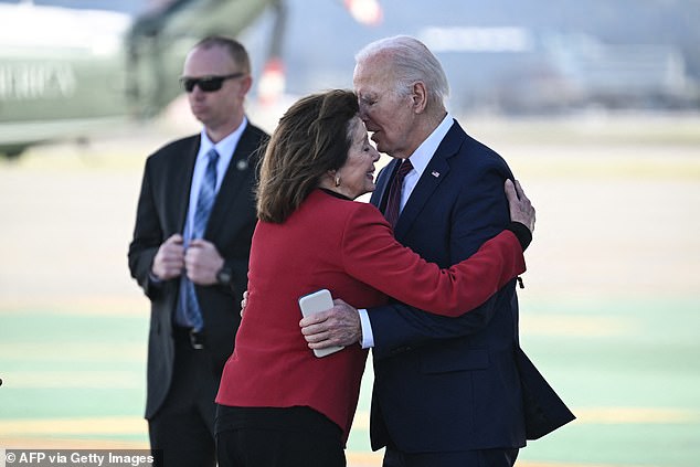 Er kam am Mittwochnachmittag in San Francisco an, wo er von der ehemaligen Sprecherin des Repräsentantenhauses, Nancy Pelosi, begrüßt wurde.  Gemeinsam reisten sie mit der Marine One zu einem Wahlkampfempfang