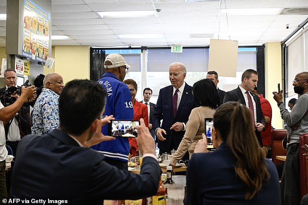 Pelosi begleitete Biden auf Marine One, als sie vom Flughafen zum Wahlkampfempfang flogen