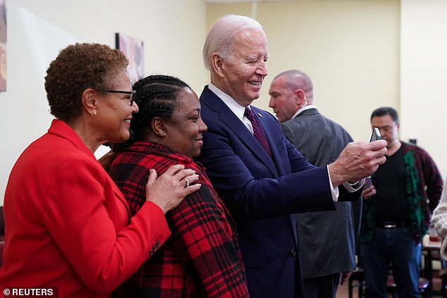 Biden posierte zusammen mit der Bürgermeisterin von Los Angeles, Karen Bass, für Selfies mit Kunden und Mitarbeitern