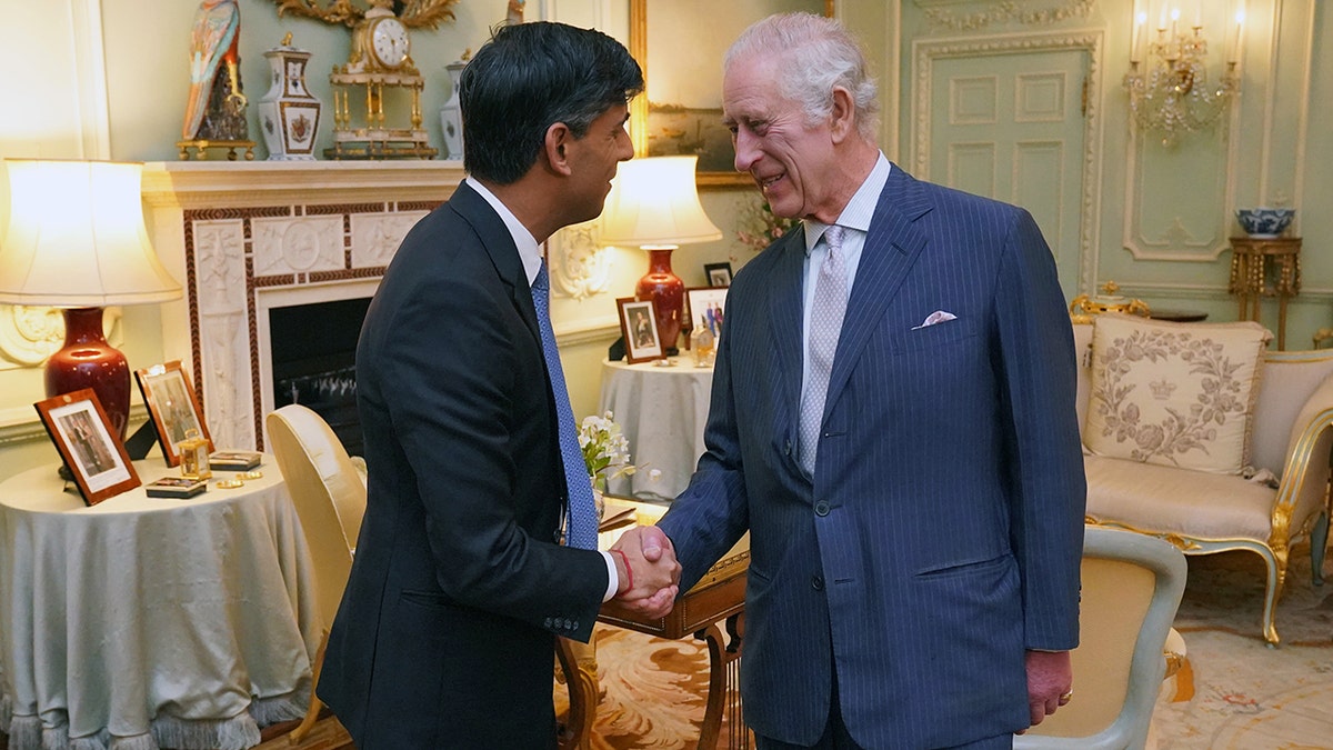 König Charles schüttelt Premierminister Sunak die Hand