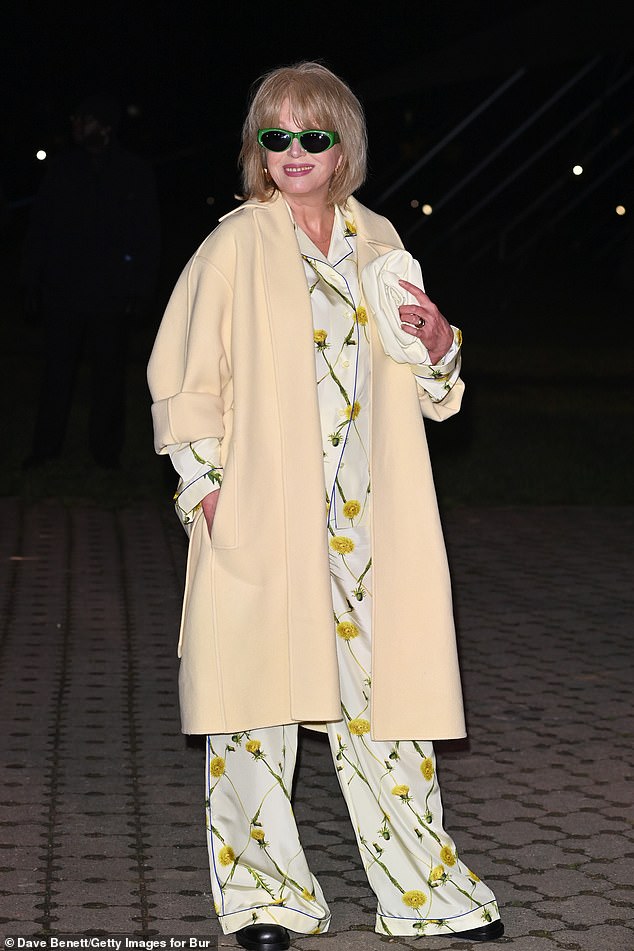 Joanna Lumley besucht die Burberry Winter 2024 Show während der London Fashion Week