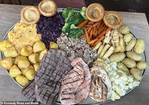 Der 5 kg schwere Sonntagsbraten namens „Holy Roast Challenge“ ist mit Fleisch, Kartoffeln, Gemüse und sogar vier Yorkshire-Puddings gefüllt