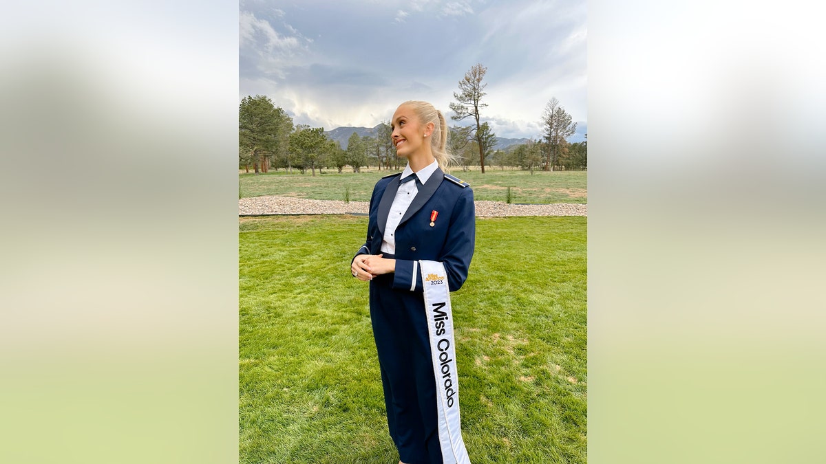 Madison Marsh in einem dunkelblauen Anzug mit einer Miss Colorado-Schärpe