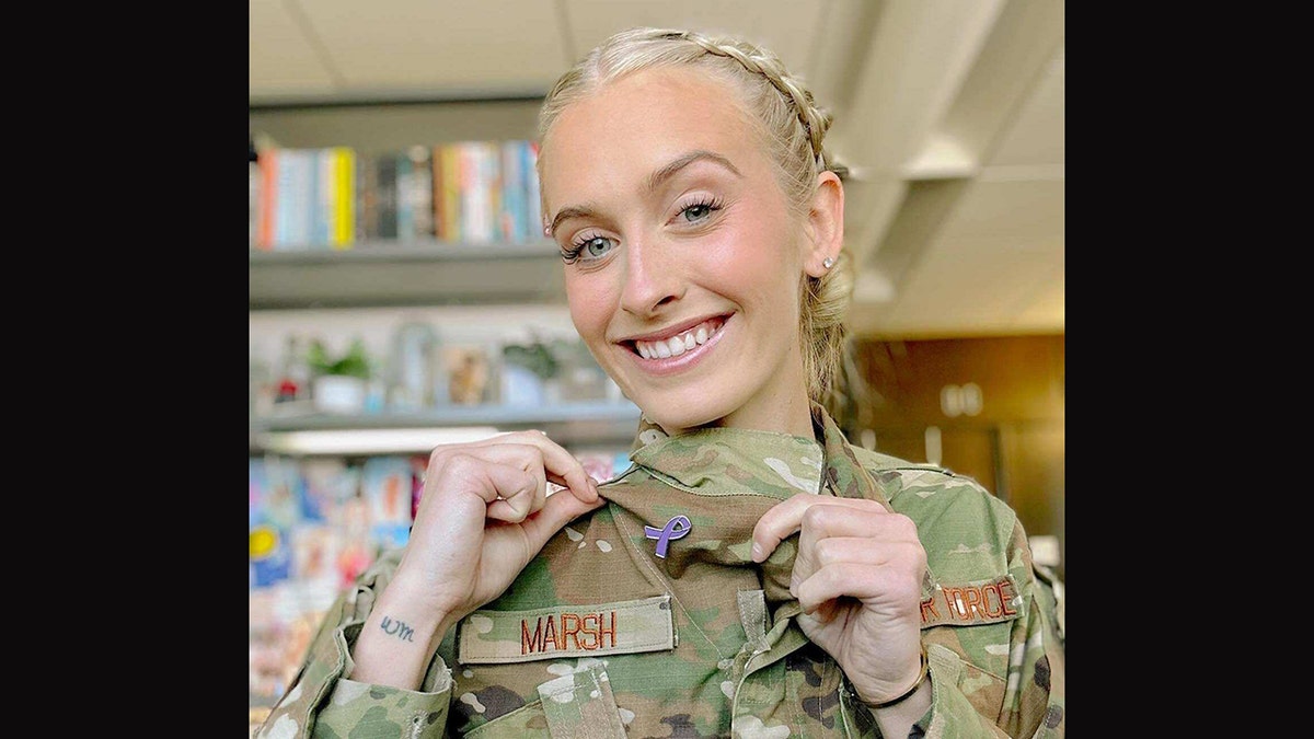 Madison Marsh in ihrer Militäruniform präsentiert ihre Bauchspeicheldrüsenkrebs-Anstecknadel