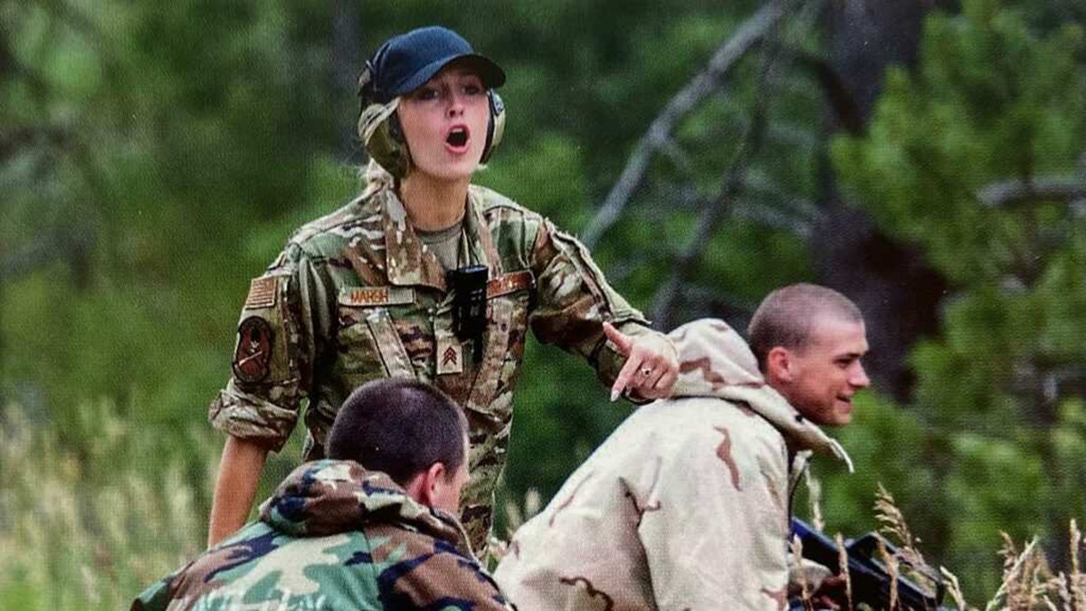 Madison Marsh auf dem Feld in Militärausrüstung