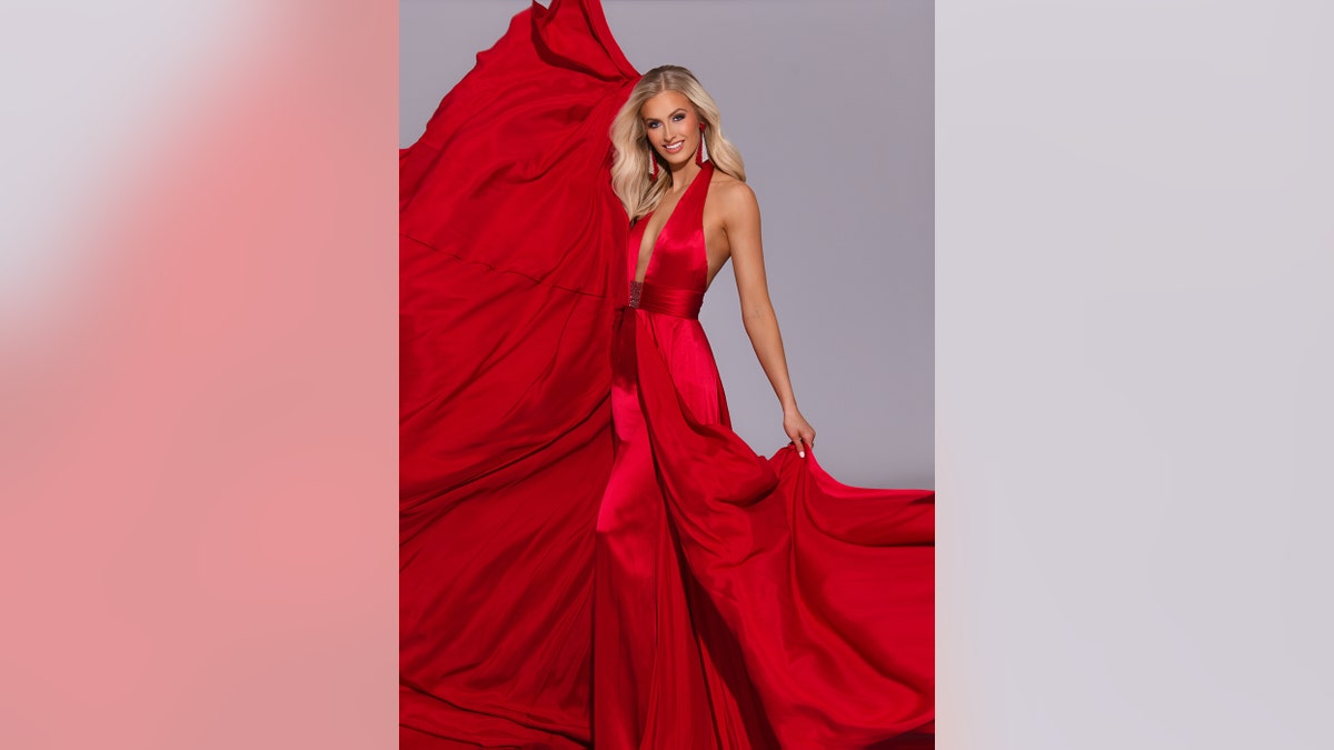 Madison Marsh präsentiert ein glamouröses rotes Kleid