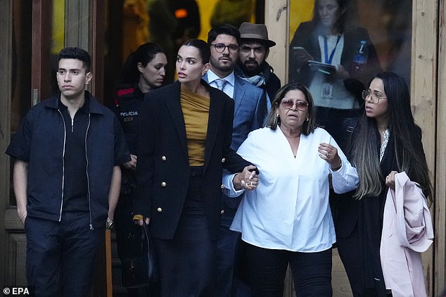 Während des Prozesses Anfang dieses Monats ist die Familie von Dani Alves beim Verlassen des Gerichts zu sehen – darunter Ex-Frau Joana Sanz (Mitte links) und Mutter Lucia (Mitte rechts).