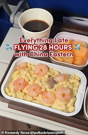 Sie schloss: „Ich würde sagen, wenn jemand mit China Eastern fliegen würde, packen Sie einfach Ihre eigenen Snacks ein.“