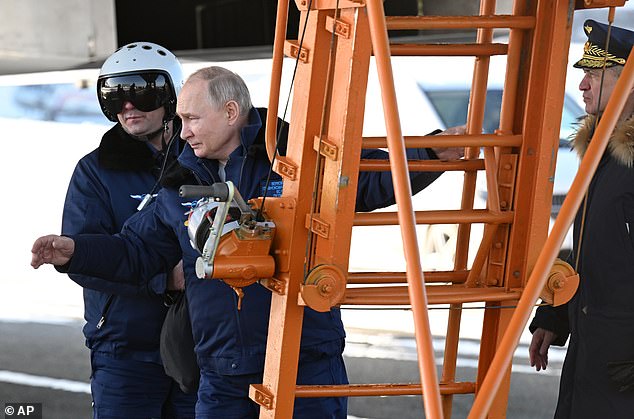 Auf dem Bild ist Putin beim Besteigen des Bombers TU-160M ​​in Kasan, Russland, zu sehen, ein weiterer Versuch, den Westen zu verspotten