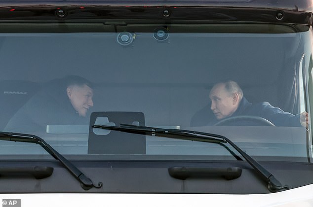 Putin und Vizepremierminister Marat Chusnullin sitzen in einem Kamaz-Lastwagen in einer Raststätte der Wostok-Autobahn M12 zwischen Moskau und Kasan