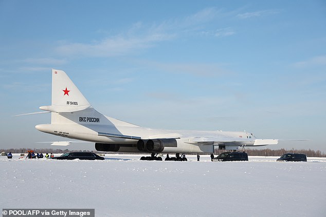 Der strategische Bomber Tupolew Tu-160M ​​Ilya Muromets ist auf dem schneebedeckten Rollfeld in Kasan zu sehen