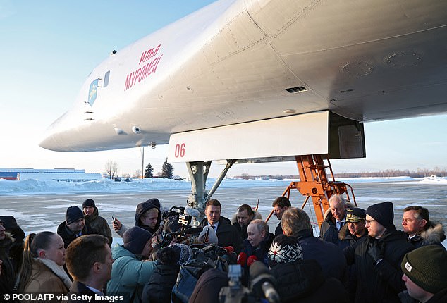 Putin trifft sich mit Journalisten, nachdem er mit dem strategischen Bomber Tupolew Tu-160M ​​geflogen ist