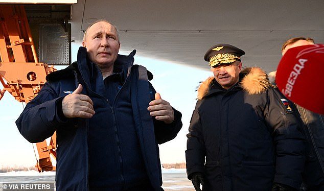 Wladimir Putin spricht nach einem Flug mit einem modernisierten nuklearfähigen strategischen Bomber vom Typ Tu-160M ​​in Kasan, Russland