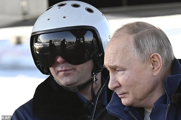 Putin wurde in Kasan beim Abheben gesehen, einen Tag nachdem er eine Fabrik in der Stadt besucht hatte, in der die Tupolew-Bomber hergestellt werden